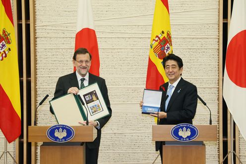 Photograph of the Prime Minister exchanging commemorative stamps