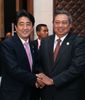 Photograph of the Prime Minister shaking hands with Dr. H. Susilo Bambang Yudhoyono, President of the Republic of Indonesia