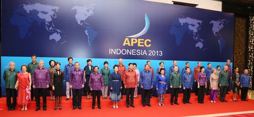 Photograph of the Prime Minister and Mrs. Abe attending a photograph session of leaders and their spouses (2)