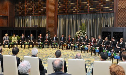 Photograph of a dialogue between leaders and the APEC Business Advisory Council (2)