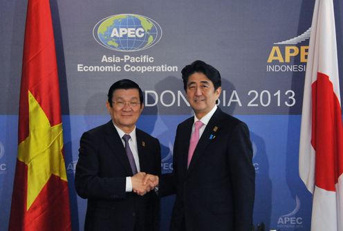 Photograph of the Prime Minister shaking hands with Mr. Truong Tan Sang, President of the Socialist Republic of Viet Nam