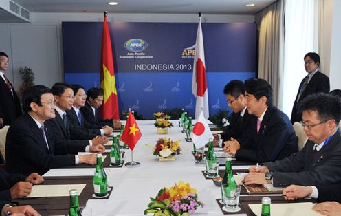 Photograph of the Prime Minister at the Japan-Viet Nam Summit Meeting