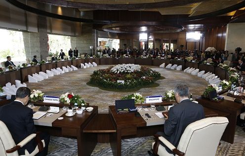 Photograph of the APEC Economic Leaders' Meeting (Pool photo) (2)