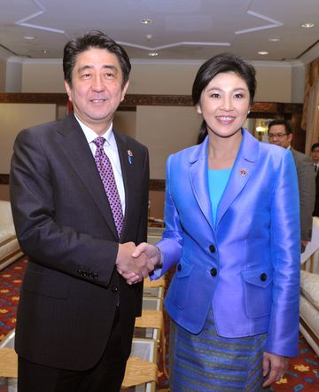 Photograph of Prime Minister Abe shaking hands with Ms. Yingluck Shinawatra, Prime Minister of the Kingdom of Thailand