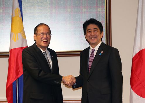 Photograph of Prime Minister Abe shaking hands with Mr. Benigno S. Aquino III, President of the Republic of the Philippines