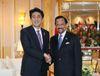 Photograph of Prime Minister Abe shaking hands with His Majesty Haji Hassanal Bolkiah, Sultan and Yang Di-Pertuan of Brunei Darussalam
