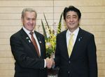 Photograph of Prime Minister Abe shaking hands with the Speaker of the House of Representatives of New Zealand, Mr. David Carter