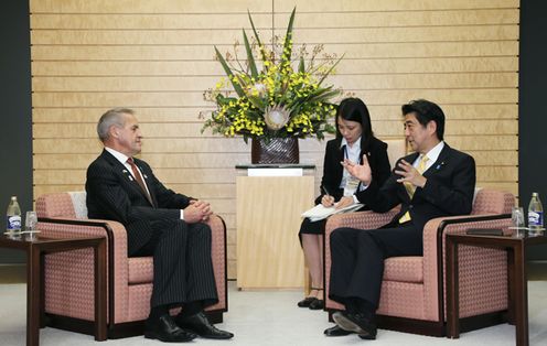 Photograph of Prime Minister Abe receiving a courtesy call from the Speaker of the House of Representatives of New Zealand, Mr. David Carter