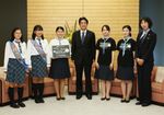 Photograph of the Prime Minister receiving a courtesy call from the Girl Scouts (1)