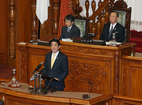 Photograph of the Prime Minister answering questions at the plenary session of the House of Councillors (2)
