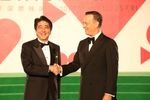 Photograph of Prime Minister Abe shaking hands with Mr. Tom Hanks at the Tokyo International Film Festival (26th Tokyo International Film Festival © 2013 TIFF)