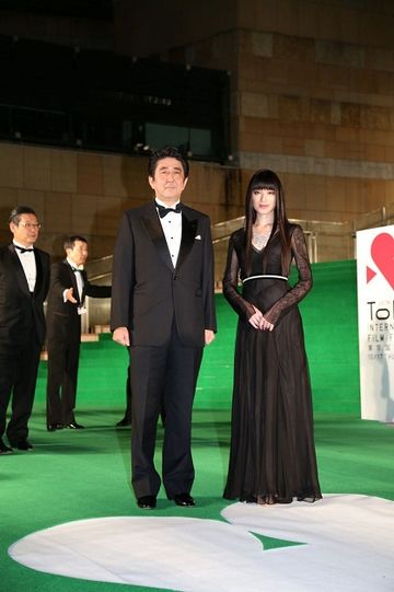 Photograph of the Prime Minister posing for a commemorative photograph at the Tokyo International Film Festival (TIFF) (2)