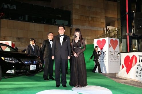 Photograph of the Prime Minister posing for a commemorative photograph at the Tokyo International Film Festival (TIFF) (3)