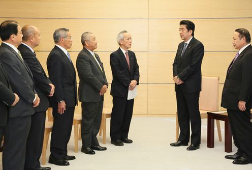 Photograph of the Prime Minister receiving a courtesy call from members of the Oshima Town Assembly (1)