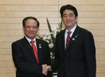 Photograph of Prime Minister Abe shaking hands with H.E. Mr. Le Luong Minh, Secretary-General of ASEAN