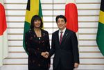 Photograph of Prime Minister Abe shaking hands with the Most Honourable Portia Simpson Miller, Prime Minister of Jamaica