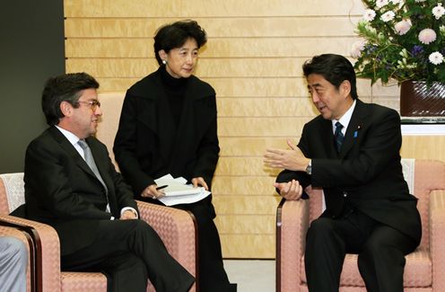 Photograph of Prime Minister Abe receiving a courtesy call from Mr. Luis Alberto Moreno, President of the Inter-American Development Bank (1)