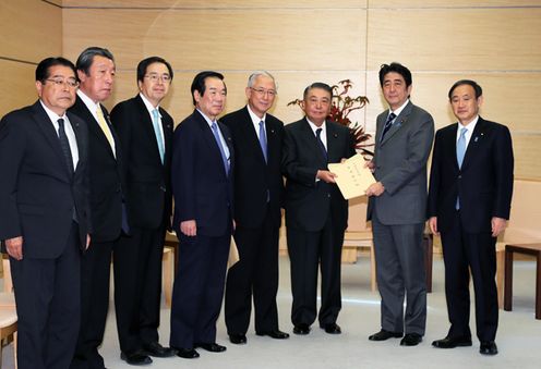 Photograph of Prime Minister Abe receiving the proposal from Mr. Tadamori Oshima, Chairman of the LDP Headquarters for Accelerating Reconstruction after the Great East Japan Earthquake (1)