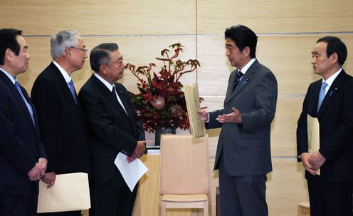 Photograph of Prime Minister Abe receiving the proposal from Mr. Tadamori Oshima, Chairman of the LDP Headquarters for Accelerating Reconstruction after the Great East Japan Earthquake (3)