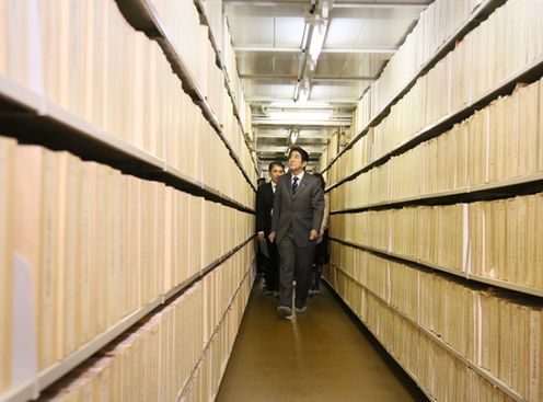 Photograph of the Prime Minister observing a stack room