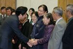 Photograph of Prime Minister Abe receiving a courtesy call from a group of remaining Japanese in China and others (1)