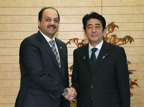 Photograph of Prime Minister Abe shaking hands with H.E. Dr. Khalid bin Mohamed Al-Attiyah, Foreign Minister of the State of Qatar