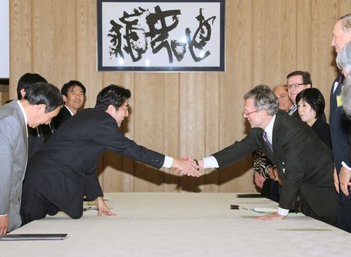 Photograph of Prime Minister Abe receiving a courtesy call from the Hon. Thomas A. Daschle, former Senate leader of the United States of America, and other guests (1)