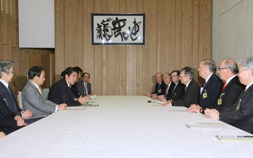 Photograph of Prime Minister Abe receiving a courtesy call from the Hon. Thomas A. Daschle, former Senate leader of the United States of America, and other guests (2)