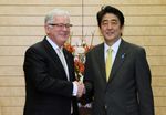 Photograph of Prime Minister Abe shaking hands with the Hon. Andrew Robb, Minister for Trade and Investment of Australia
