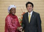 Photograph of Prime Minister Abe shaking hands with H.E. Ms. Zainab Hawa Bangura, UN Special Representative of the Secretary-General on Sexual Violence in Conflict
