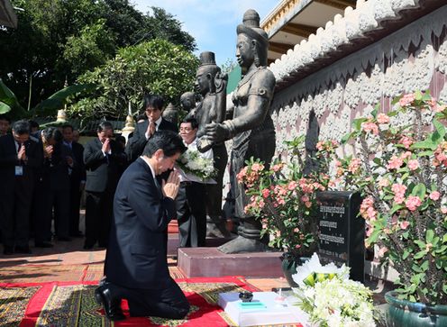 Photograph of the Prime Minister offering flowers at a memorial (2)