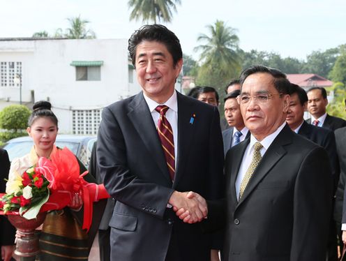 Photograph of Prime Minister Abe shaking hands with H.E. Mr. Thongsing Thammavong, Prime Minister of the Lao People's Democratic Republic