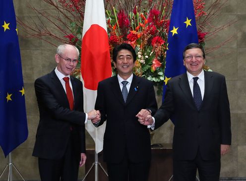 Photograph of Prime Minister Abe attending a commemorative photograph session with H.E. Mr. Herman Van Rompuy, President of the European Council, and H.E. Mr. Jose Manuel Barroso, President of the European Commission (1)