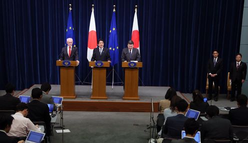 Photograph of the Japan-EU Joint Press Conference (2)