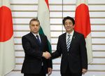 Photograph of Prime Minister Abe shaking hands with H.E. Mr. Viktor Orbán, Prime Minister of Hungary