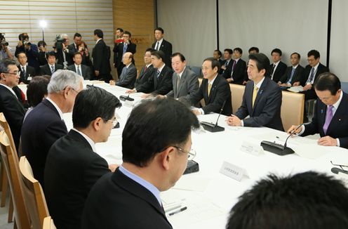 Photograph of the Prime Minister attending the meeting of the Ministerial Council on Monthly Economic Report and Other Relative Issues (2)