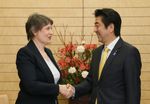 Photograph of Prime Minister Abe shaking hands with H.E. Miss Helen Clark, Administrator of the United Nations Development Programme