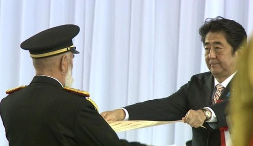 Photograph of the Prime Minister presenting the Prime Minister's Commendation