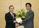 Photograph of Prime Minister Abe receiving the letter of request from Mr. Yuhei Sato, Governor of Fukushima Prefecture