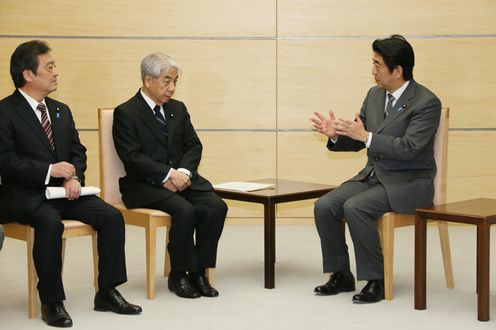 Photograph of the Prime Minister receiving an explanation