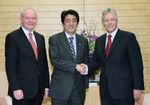 Photograph of Prime Minister Abe shaking hands with Rt. Hon. Peter D Robinson MLA, First Minister of the Northern Ireland Executive of the United Kingdom