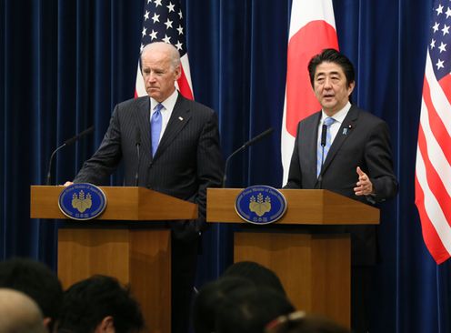 Photograph of Prime Minister Abe and the Hon Joseph R. Biden Jr., Vice President of the United States of America, at the joint press announcement (2)