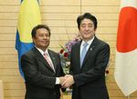 Photograph of Prime Minister Abe shaking hands with H.E. Mr. Tommy E. Remengesau Jr., President of the Republic of Palau
