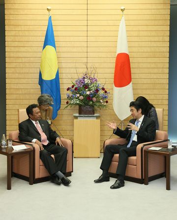 Photograph of Prime Minister Abe receiving a courtesy call from H.E. Mr. Tommy E. Remengesau Jr., President of the Republic of Palau (2)