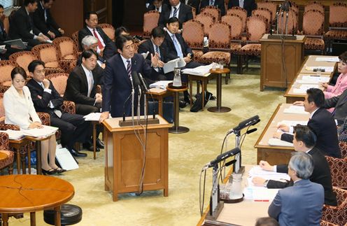 Photograph of the Prime Minister answering questions at the meeting of the Special Committee on National Security of the House of Councillors (2)