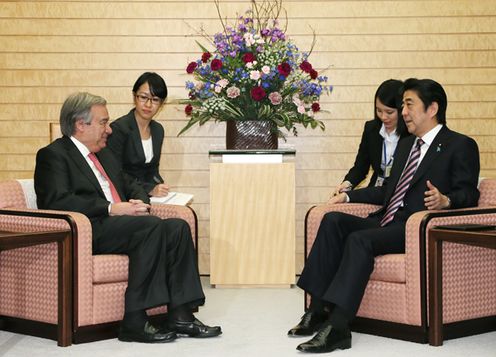 Photograph of Prime Minister Abe receiving a courtesy call from H.E. Mr. Antonio Guterres, United Nations High Commissioner for Refugees