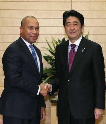 Photograph of Prime Minister Abe shaking hands with the Hon. Deval L. Patrick, Governor of the Commonwealth of Massachusetts