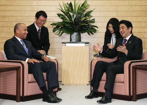 Photograph of Prime Minister Abe receiving a courtesy call from the Hon. Deval L. Patrick, Governor of the Commonwealth of Massachusetts (1)