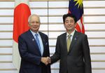 Photograph of Prime Minister Abe shaking hands with the Hon. Dato' Sri Mohd Najib bin Tun Haji Abdul Razak, Prime Minister of Malaysia (1)