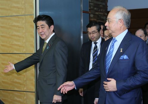 Photograph of the Prime Minister attending the Japan-Malaysia Summit Meeting
